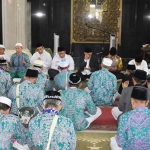 Wawali Mojokerto saat menyambut kedatangan ibadah haji di Masjid Agung Al Fattah.