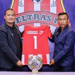 Manajer Deltras FC, Dian Felani, bersama Widodo CP selaku pelatih yang baru. Foto: Ist
