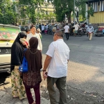 Pendiri RGS Indonesia, Moh. Khozin, dan Ketua Umum, Taufiq Muhammad  saat giat sosial bagi-bagikan ratusan  kaos bergambar RGS Prabowo -Gibran. Foto: Ist