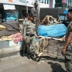 Petugas Satpol PP saat mengobrak PKL di pasar Semampir. (foto: andi/BANGSAONLINE)