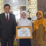 Wali Kota Kediri, Abdullah Abu Bakar, saat bersama Amira Azwa Safrina, juara di ajang MTQ Nasional cabang Khath Quran. Foto: Ist