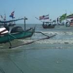 Kapal-kapal di pesisir pantai Tuban terpaksa tidak melaut karena Ombak Tinggi. (Suwandi/BangsaOnline)