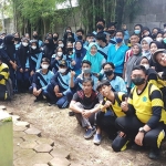 Suasana saat foto bersama pelajar, guru, dan tenaga administrasi SMAN 2 Kota Batu.