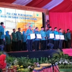 Bupati Pasuruan H Irysad Yusuf (tengah) saat menerima penghargaan.