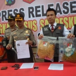 Tersangka beserta barang bukti saat dirilis.