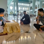 Yoki Dwi Yuswanto (kiri) dan Argo Ami Arfiramantyo Daud (kanan pegang mik) saat mengikrarkan dua kalimat syahadat di depan Dr KK M Sujak, Kepala Badan Pengelola Masjid Nasional Al-Akbar Surabaya, Jumat (26/6/2020). foto: MMA/ BANGSAONLINE.COM