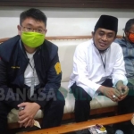 Bapaslon Perseorangan di Pilwali Surabaya, Yasin - Gunawan, saat menunggu pemeriksaan berkas dukungan di kantor KPU Surabaya.