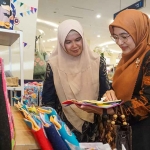 Ketua Dekranasda Kota Pasuruan saat meninjau salah satu stan UMKM.