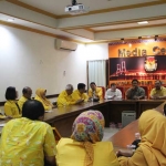 
Rombongan Pengurus DPD Partai Golkar dipimpin Sekretaris DPD PG Jatim Sahat Tua Simanjuntak, melakukan audiensi dengan Ketua KPU Jatim Eko Sasmito dan Komisioner KPU Jatim M. Arbayanto. Foto: DIDI ROSADI/BANGSAONLINE