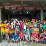 Ainur Rofiq (membawa berkas) bersama pendukungnya, mendaftar Bacakades Wadungasri Waru, Senin (9/2/2026). foto: Mustain/BANGSAONLINE