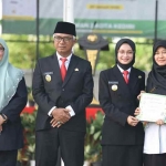Mbak Wali saat menyerahkan penghargaan kepada salah satu guru, didampingi Wakil Wali Kota Qowimuddin dan Ketua DPRD Kota Kediri Firdaus. (Ist)