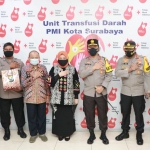 Kapolda Jatim ketika melakukan kunjungan ke PMI Jawa Timur untuk menyemangati anggota yang melakukan donor plasama konvalesen