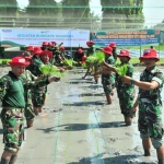 Aktivitas Anggota Kodim 0817 Gresik Saat Praktek Budidaya Pertanian di areal Buncob Pusat Riset PG . Foto: SYUHUD A/BANGSAONLINE

