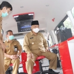 Bupati Sanusi saat meninjau ke dalam mobil Plat N.