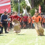 Wali Kota Kediri Abdullah Abu Bakar saat memberi semangat pada lomba balap karung. Foto: Ist.