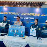 Barang bukti yang ditunjukkan dalam kasus sindikat manipulasi data pribadi di Mapolda Jatim.