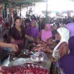 Sejumlah pedagang daging sapi sedang melayani pembeli di Pasar Anom, Sumenep. foto: rahmat/ BANGSAONLINE