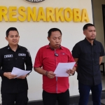 Satresnarkoba Polres Pamekasan saat menggelar rilis pers terkait penangkapan perantara penjual sabu di Pademawu