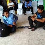 Tampak beberapa awak media yang nganggur karena tidak diperkenankan masuk ke Gor Merdeka untuk lakukan peliputan. (foto: rony suhartomo/BANGSAONLINE)