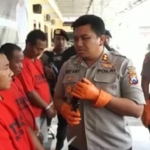 Tiga tersangka saat dimintai keterangan oleh Kapolres Sampang AKBP Didit Bambang Wibowo Saputra.