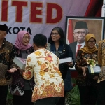Wakil Bupati Kediri, Dewi Mariya Ulfa (2 dari kiri), saat penyerahan LKPD Unaudited TA 2023 kepada BPK RI perwakilan Jawa Timur. Foto: Ist
