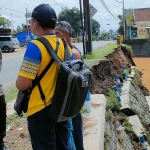 Kapolsek Banyakan AKP Wahana (kiri) bersama tim dari BBWS Brantas Kediri saat mengecek kondisi tanggul Sungai Bendokrosok yang ambrol. foto: MUJI HARJITA/ BANGSAONLINE