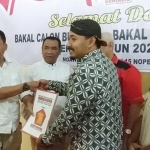 Pasangan Ony-Antok menyerahkan berkas pendaftaran bacabup-bacawabup kepada pengurus DPC Gerindra Ngawi.