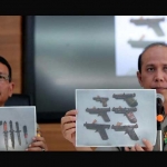 Kadiv Humas Mabes Polri Irjen Pol Boy Rafli Amar bersama dengan Kabag Penum Divisi Humas Polri Kombes Pol Martinus Sitompul menunjukan barang bukti senjata api saat rilis penanganan teroris Tuban di Mabes Polri, Jakarta, Senin (10/4). foto: detik.com
