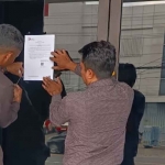 Petugas OJK Kediri saat menyegel Kantor PT BPR Nagajayaraya Sentrasentosa. Foto: Ist