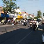 Aksi pemudik menerobos separator lalulintas untuk putar balik di jalan raya Mojoagung. foto: RONY S/ BANGSAONLINE