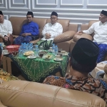 Ketua DPC Gerindra H. Hidayat dan pengurus Gerindra lainnya saat silaturahim dan halal bihalal dengan Prof. Dr. KH. Asep Saifuddin Chalim dan putranya, Dr. Muhammad Al Barra (Gus Barra) di Guest House Universitas KH Abdul Chalim (UAC) Pacet Mojokerto, Rabu (24/4/2024) malam. Foto: MMA/ BANGSAONLINE