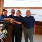 Wabup Tuban, Staf Ahli Menkominfo, dan Ketua DPRD menekan tombol tanda launching Tuban Smart City.