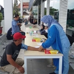 Sejumlah sopir bus di Terminal Patria Kota Blitar, menjalani tes urine dan check up kesehatan yang digelar oleh BNN Blitar, Jumat (22/12/2023).