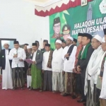 Kepala Staf Kepresidenan Jenderal TNI (Purnawirawan) Moeldoko beserta kiai saat deklarasi santri bela negara di aula gedung Islamic Center Moeldoko. foto: RONY S/ BANGSAONLINE