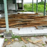 Potongan kayu dari pohon besar yang ditebangi warga di kawasan rest area. foto: ZAINAL ABIDIN/ BANGSAONLINE