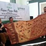 RATUSAN JUTA. Chief Personnel PT Wismilak Inti Makmur (Tbk) Henry Najoan bersama Dwita Herman, kolektor batik dari Buana Alit Jakarta memperlihatkan batik seharga ratusan juta rupiah di Grha Wismilak Surabaya. foto : nisa/bangsaonline