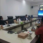 Suasana rapat yang melibatkan KPU dan Bawaslu Kabupaten Pasuruan.