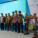 RESMI: Wabup Sidoarjo memukul gong saat meresmikan Pusat Grosir Buah dan Sayur di Suncity Biz, Kamis (30/8). Foto : IST