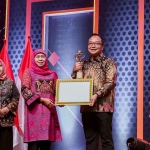 Wabup Gresik Asluchul Alif (dua dari kanan) menerima penghargaan dari Gubernur Jatim Khofifah Indar Parawansa. Foto: Ist.
