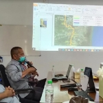 Jajaran Direksi SPAM Umbulan PT Air Bersih (AB) Jatim, dan PT Meta Adhya Tirta Umbulan saat menjelaskan teknik pembuangan sedimentasi pipa. foto: ist.