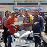 Wakapolres Bangkalan Kompol Hendy Kurniawan menyerahkan salah satu barang bukti ke salah satu pemilik kendaraan bermotor.