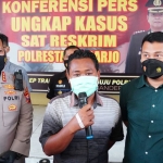 Kapolresta Sidoarjo, Kombes Pol Kusumo Wahyu Bintoro, saat bersama warga dari Balongbendo, Alex Yuli Hantoro, yang merekayasa peristiwa begal yang dialaminya.