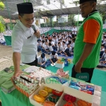 Para siswa mengumpulkan dana untuk diberikan kepada korban gempa di Pidie jaya, Aceh. foto: RONY S/ BANGSAONLINE