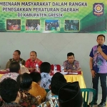 Kabid Pembinaan Umum dan Ketertiban Masyarakat pada Dispol PP, Agung Endro saat sosialisasi pembuatan Perdes Trantibum. foto: SYUHUD/ BANGSAONLINE