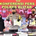 Kapolres Blitar AKBP Leonard M. Sinambela saat menunjukkan barang bukti. (foto: ist)