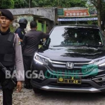 Polisi berjaga di area lokasi penggerebekan. foto: ARIF KURNIAWAN/ BANGSAONLINE