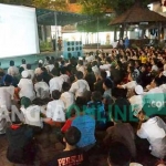 Ribuan santri Ponpes Tebuireng saat nobar film G30S/PKI, Kamis (21/9/2017). foto: ROMZA/ BANGSAONLINE
