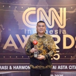 Wamen ATR/BPN saat menerima penghargaan.