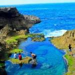 EKSOTIK: Pengunjung bermain air di sekitar kolam air asin di Pantai
Kedung Tumpang. foto: wisatakan.com