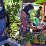 Penjual rujak kacong yang berada di lingkungan Ekowisata Hutan Mangrove, Galis, Pamekasan. 